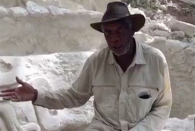 El actor Morgan Freeman invita a visitar ciudad maya en Guatemala