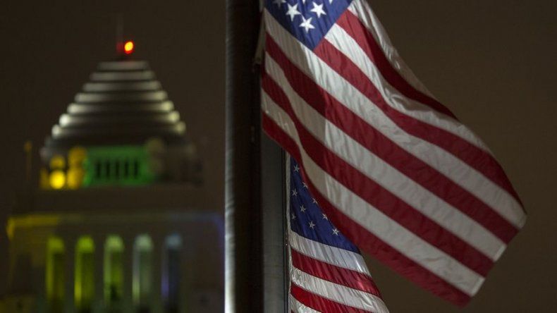 Tiroteo deja policía herido, sospechoso muerto en Los Ángeles