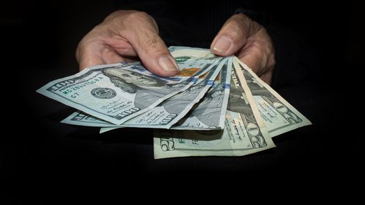 Jubilados y pensionados cobran su quincena. Jubilados y pensionados cobran su quincena.