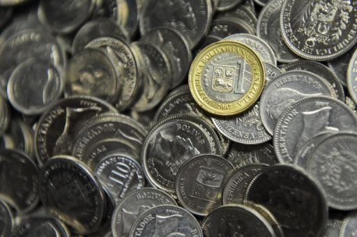 Venezuela devalúa bolívar en 46,5%