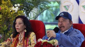 El presidente de Nicaragua Daniel Ortega junto a su esposa y vicepresidenta Rosario Murillo.