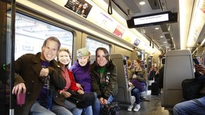 En su primer día de servicio, miles de viajeros estaban ansiosos por subir a la nueva Elizabeth Line.