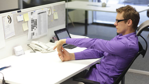 ¿Cómo ejercitarse en la oficina sin pararse?