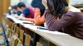 China condena a 6 por hacer trampa en examen