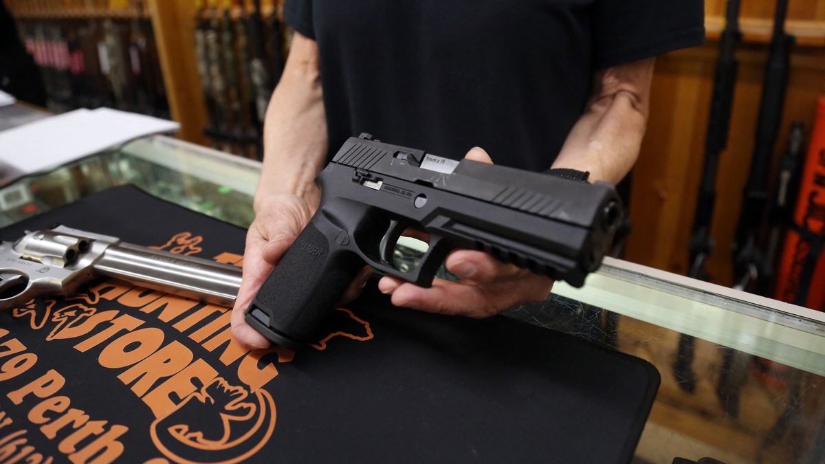 La prohibición para importar armas de fuego aplicará desde el 19 de agosto.