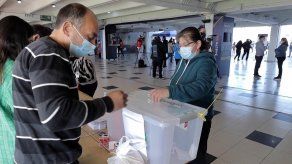 Chilenos deciden si aprueban o rechazan proyecto de Constitución con más derechos sociales