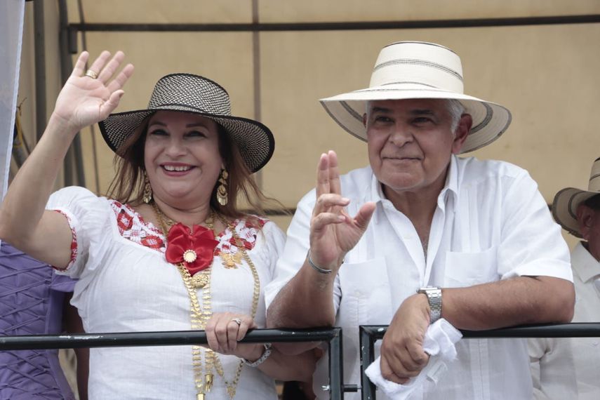 Así lucen la primera dama y el presidente Mulino en el Desfile de las Mil Polleras 2025.