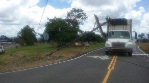 Camión derriba poste de tendido eléctrico en Dolega