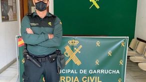 La Guardia Civil es un cuerpo de seguridad pública de naturaleza militar, similar a los Carabineros italianos o la Gendarmería francesa.