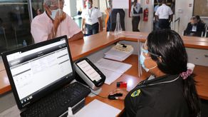 El Servicio Nacional de Migración advierte que para ingresar a sus instalaciones, los usuarios deberán utilizar mascarilla y careta.