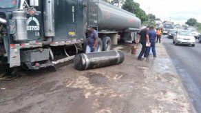 Camión que transporta gasolina sufre desperfectos en Vía Interamericana