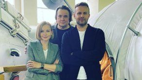 La actriz Yuliya Peresild (i) y el director Klim Shipenk (d), quienes serán enviados a la ISS.