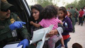 Llegan a Honduras 35 niños deportados de EE.UU. junto a sus madres