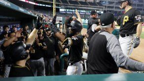 Piratas cortan mala racha; vencen a Rangers en 11 innings