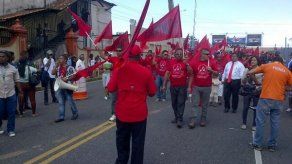 Suntracs y FAC protestan ante palco principal en Colón