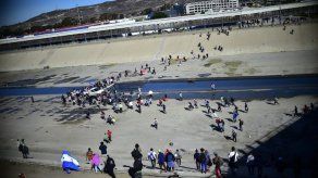 Varios cientos de migrantes intentan cruzar por la fuerza en frontera de Tijuana