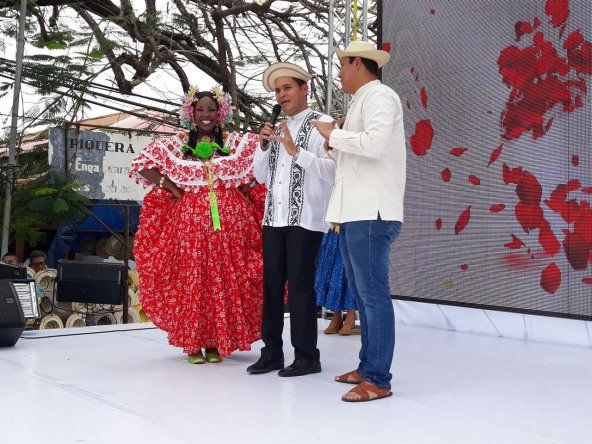 Natalie Harris tirando piquete en Las Tablas