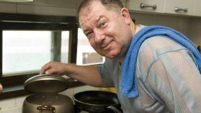 Hombres tienen más placer al limpiar la casa que las mujeres