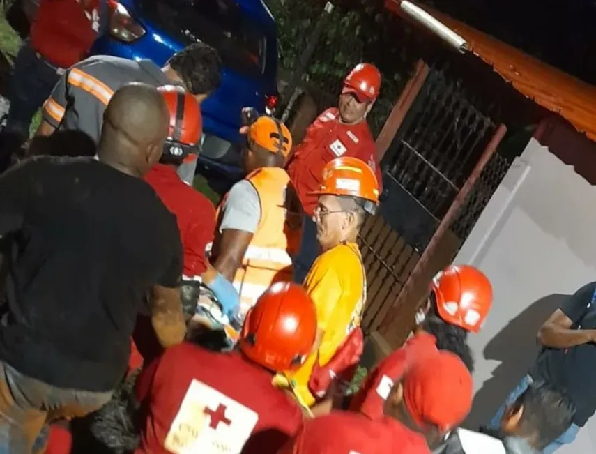 Rescate de una menor, tras fuertes lluvias por el paso de la tormenta tropical Julia