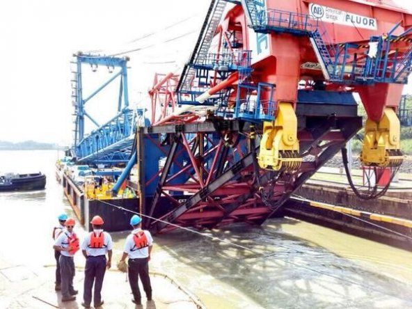 Grúa considerada una de las más grandes del mundo transita por el Canal de Panamá