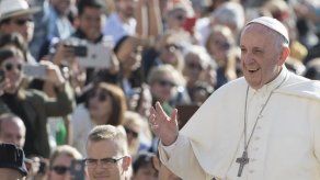 El papa convoca a jóvenes creyentes y no creyentes para preparar el Sínodo