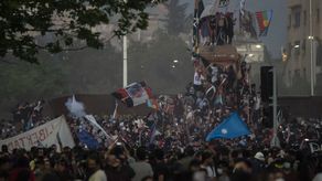 En Santiago, miles de personas caminaron hacia la céntrica Plaza Italia, bautizada por los manifestantes como plaza Dignidad, epicentro del estallido social de octubre de 2019.