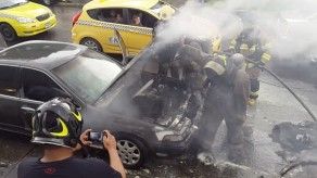 Bomberos controlan incendio en vehículo en la  12 de Octubre
