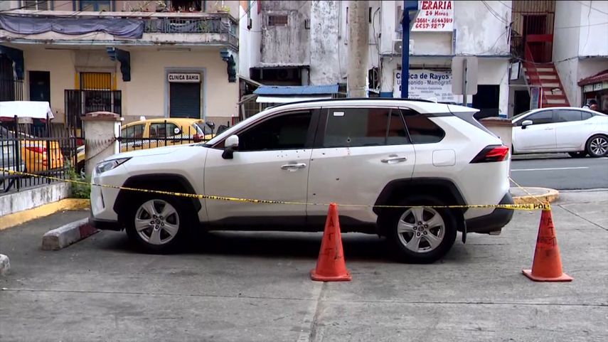 El vehículo recibió varios impactos de bala.