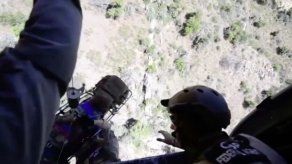 Rescatan a indocumentado que llamó al 911 desde fondo de acantilado