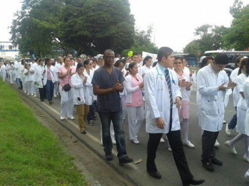 Gremios médicos se toman la Transísmica en rechazo a Ley 69