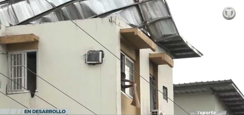 Multifamiliares de San Joaquín afectadas tras desprendimientos de techo.