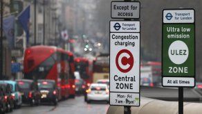 Londres impone impuesto a autos viejos por contaminación