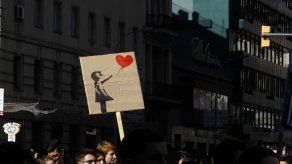 Exhiben dos grabados de Niña con globo de Banksy en Londres