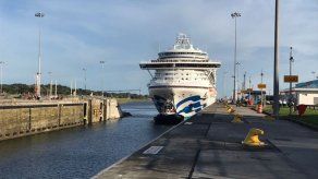 Transita por el Canal el buque Caribbean Princess