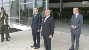 Macri llega a Brasilia y es recibido por Temer con honores de Estado