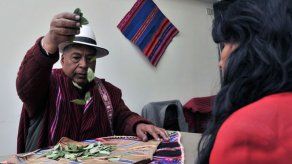 Curanderos indígenas trabajan junto a médicos en hospital de Bolivia