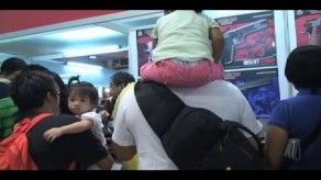 Padres acuden con sus hijos a la Feria de Armas de Manila