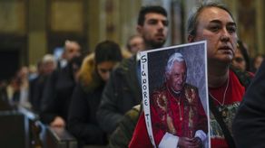 El libro expone las tensiones que se gestaron durante la década en la que Benedicto XVI vivió como papa emérito junto a Francisco.