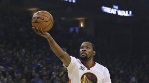 Durant y Thompson ayudan a Warriors a remontar ante Bulls