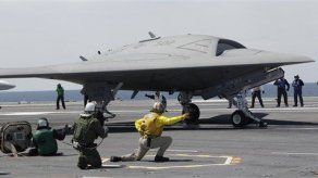 Armada de EEUU aterriza avión sin piloto