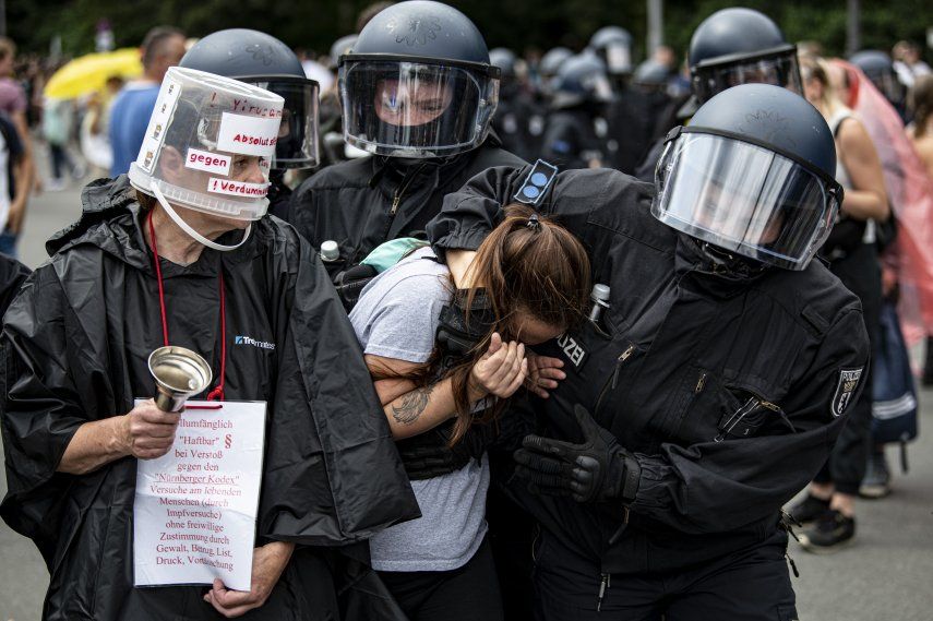 Cientos protestan en Alemania por medidas de COVID-19