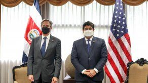 Fotografía cedida por la Presidencia de Costa Rica que muestra al mandatario Carlos Alvarado (d) durante una reunión con el secretario de Estado de EE.UU., Antony Blinken.