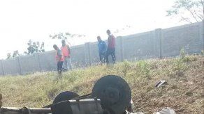 Camión se vuelca en el Corredor Sur