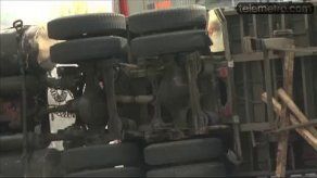 Articulado queda atravesado en vía del Puente Centenario