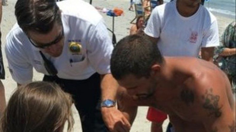 Una mujer es llevada al hospital con un tiburón prendido al brazo en Florida