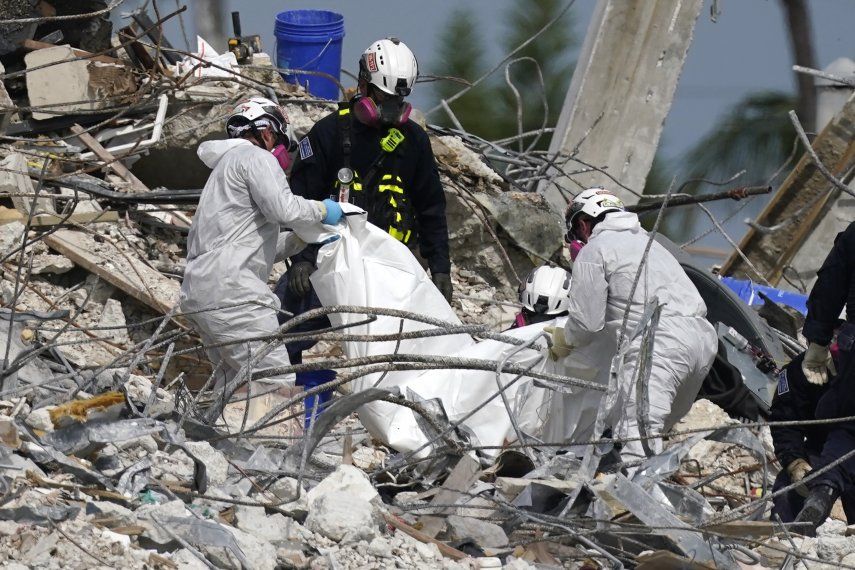 Retoman búsqueda tras derribar restos de edificio en Florida