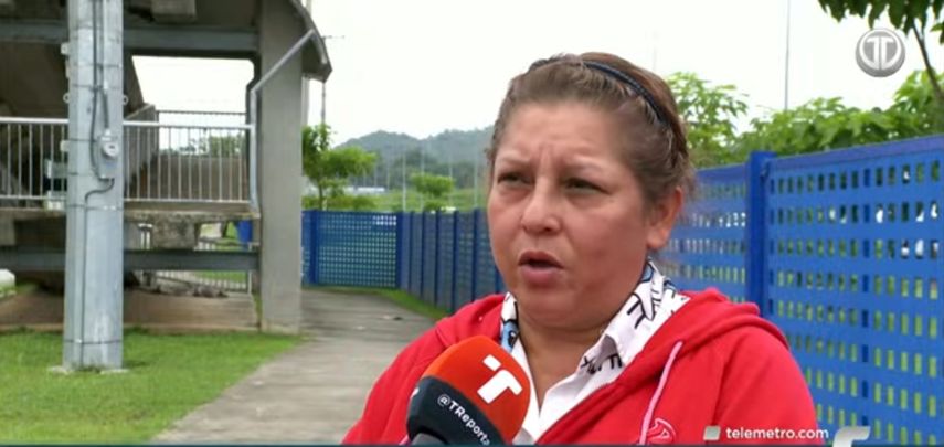 Madre exige justicia por muerte de su hija impactada por losa de edificio estatal.