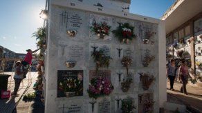 Visitas a cementerios coexisten con brujas