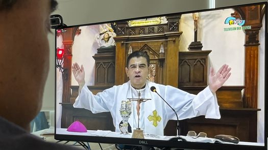 Un hombre ve la misa del obispo Rolando Alvarez a través de Facebook en Matagalpa, Nicaragua.