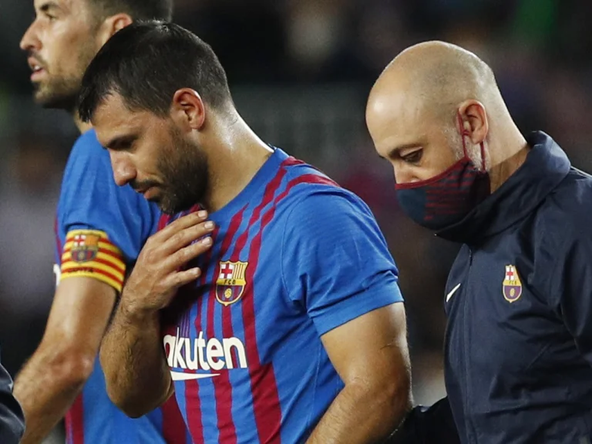 El Kun Agüero al salir de la cancha en el partido del Barcelona contra el Alavés el 30 de octubre del 2021.